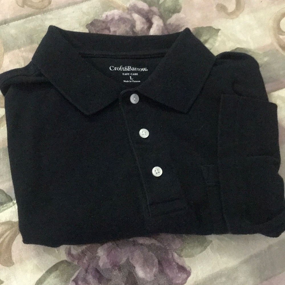 Men’s size L shirt sleeve collard pullover in black